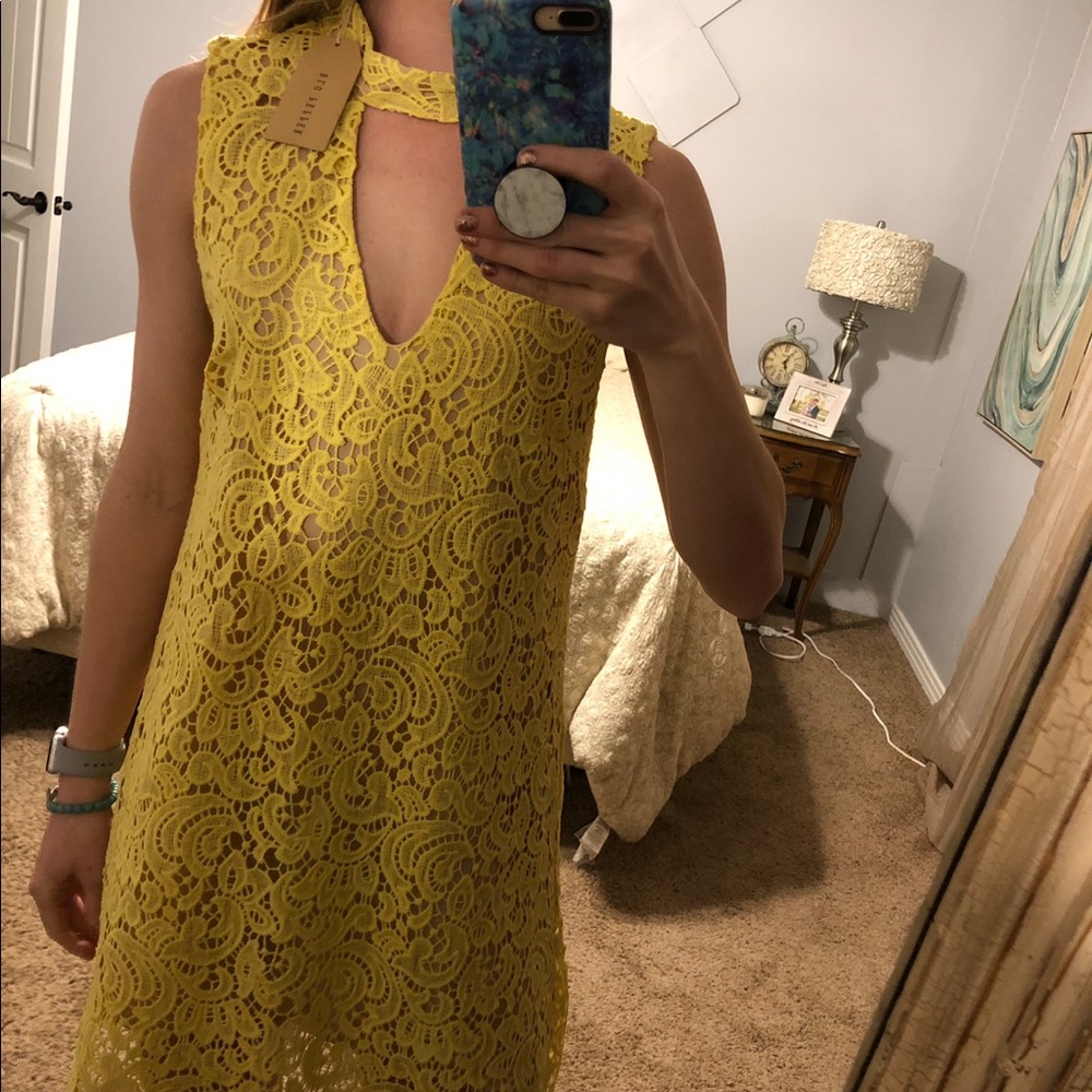 MOVING SALE ❤️Yellow Blu Pepper lace dress 🌻
